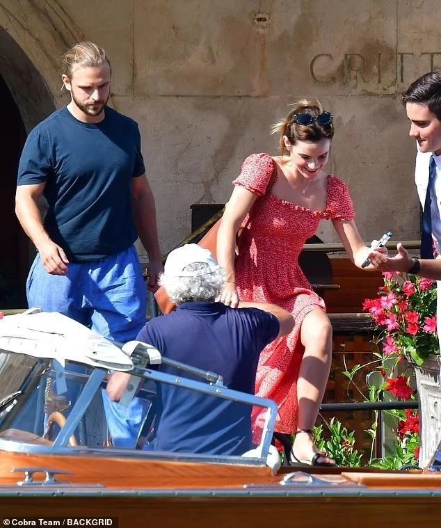 Emma Watson lộ da lão hóa - 3