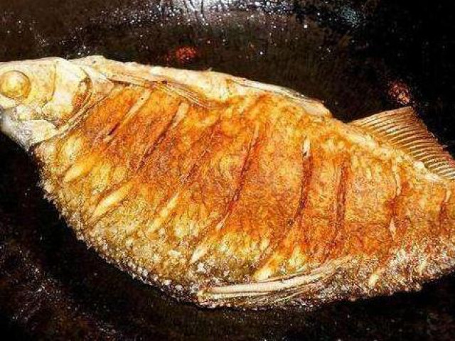 Hai gia vị đặc biệt giúp món cá rán không bị dính, rách da, thơm ngon hơn