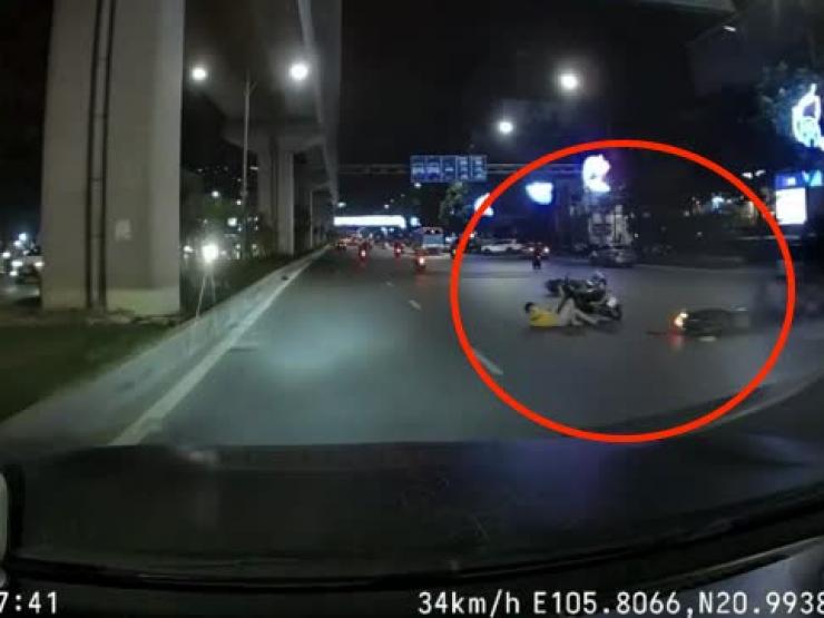 Clip: Ô tô đánh võng tạt đầu xe máy, nữ tài xế thoát họa lớn nhờ tay ...
