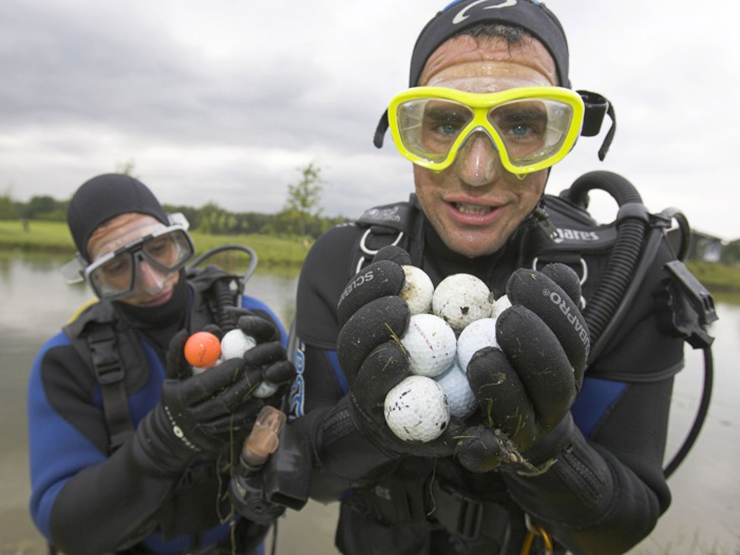 Thợ lặn nhặt bóng golf: Bất chấp nguy hiểm có cá sấu dưới ao, kiếm tiền triệu mỗi ngày