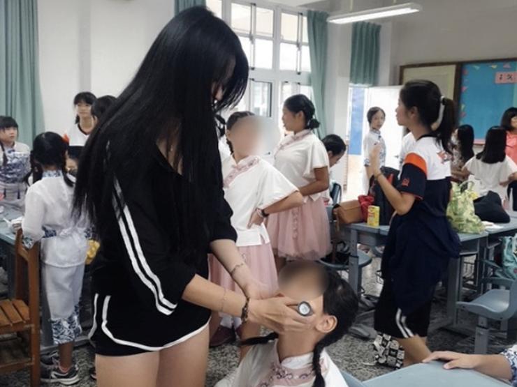 Phụ huynh mặc gợi cảm đi đón con bị chê phản cảm, suồng sã