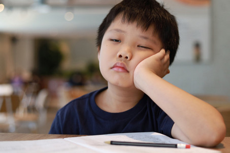 Trẻ hay trì hoãn, lười làm bài tập về nhà, cha mẹ nên làm gì?