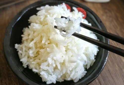 Khi nấu cơm, bạn vo gạo bao nhiêu lần? Nhiều người làm sai khiến cơm không thơm, mềm - 1