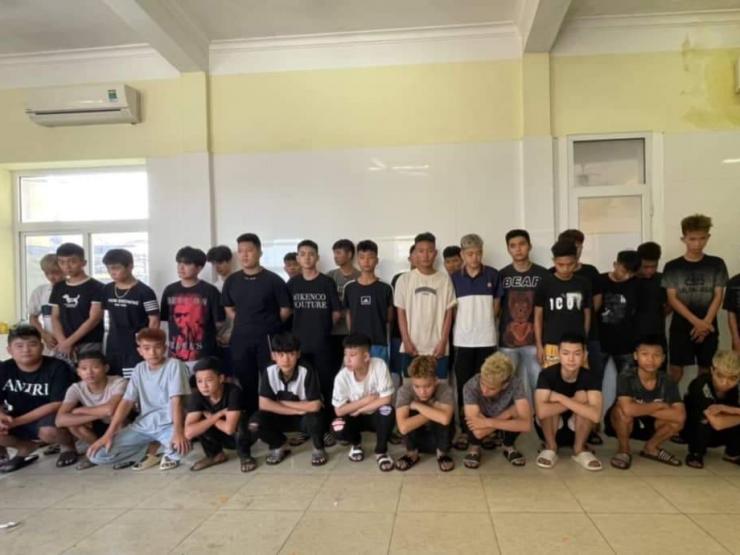 Hàng chục thanh niên mang theo hung khí lao vào hỗn chiến ở Hà Nội