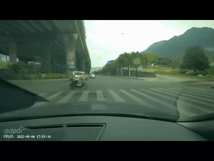 Clip: Xe máy sang đường cắt đầu ô tô khuất tầm nhìn nhận ngay cái kết