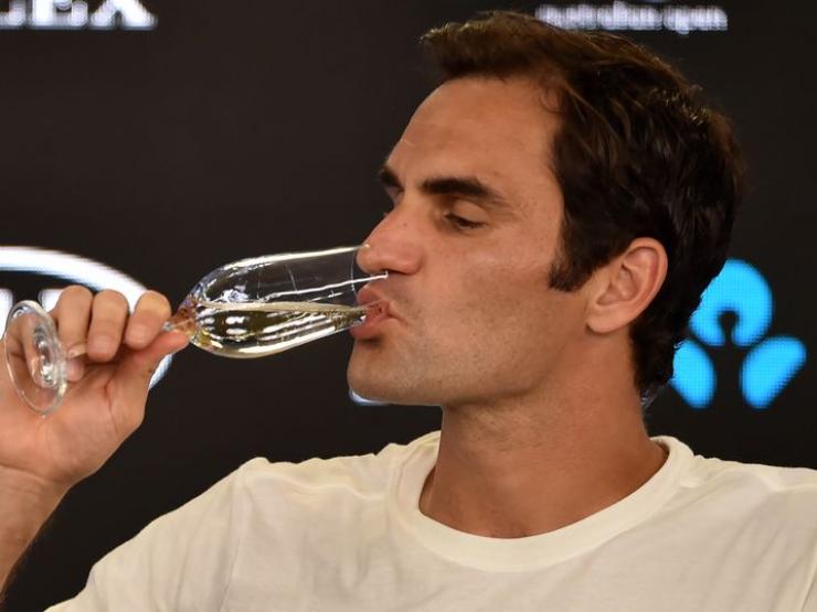 Federer cũng từng ”vui tới bến”, uống rượu tới 5 giờ sáng mới về