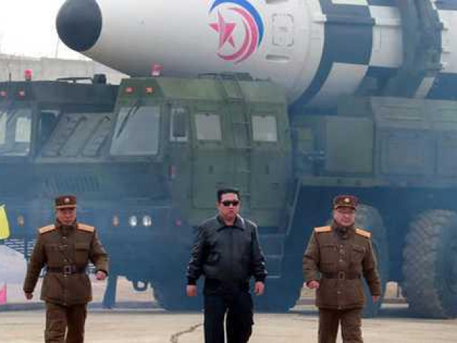 Tổng thống Hàn Quốc vừa ”chìa cành ô liu”, Triều Tiên bắn liền 2 tên lửa