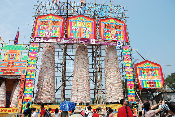 Lễ hội bánh bao Cheung Chau, Hong Kong: Lễ hội bánh bao là sự kiện lớn và nhộn nhịp nhất ở Cheung Chau. Lễ hội kéo dài gần một tuần, tổ chức một cuộc diễu hành sôi động cùng với cuộc thi tranh giành bánh, những người tham gia chinh phục một tháp tre khổng lồ cao chót vót phủ đầy bánh, cố gắng lấy càng nhiều bánh càng tốt.
