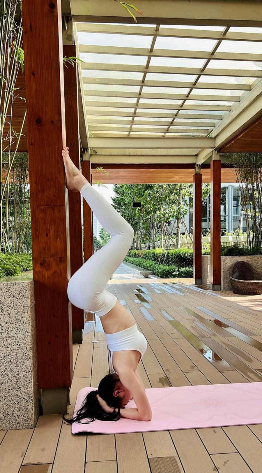 Cô gái Việt hút chú ý với vòng hông hoàn mỹ khi mặc váy ôm đi ăn buffet - 3