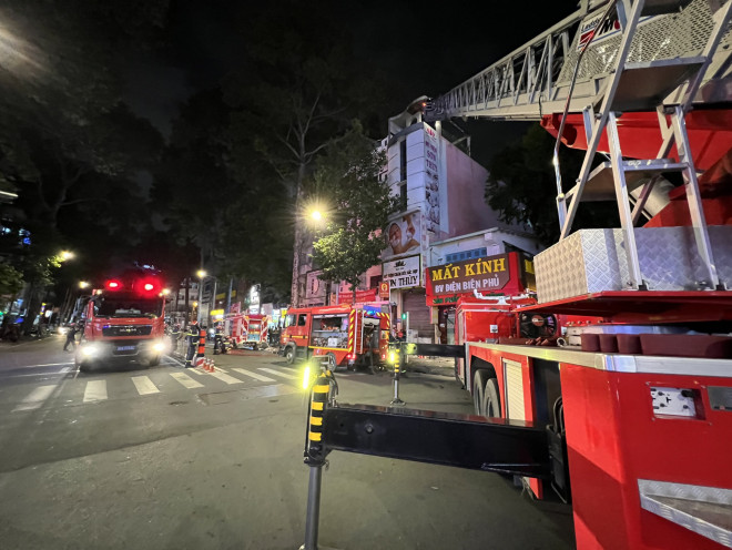 Vừa dập tắt đám cháy thẩm mỹ viện ở quận 5 trong 5 phút, kịp cứu 7 người - 1