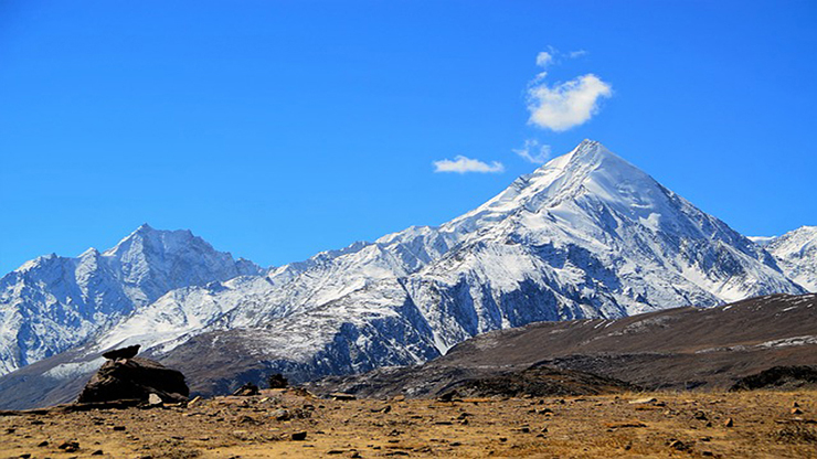 1. Himalaya trong tiếng Tây Tạng có nghĩa là “quê hương của tuyết”, nằm ở rìa phía nam của cao nguyên Thanh Hải - Tây Tạng (Trung Quốc) và là biên giới giữa Trung Quốc và Ấn Độ, Nepal, Bhutan, Pakistan và các quốc gia khác. 
