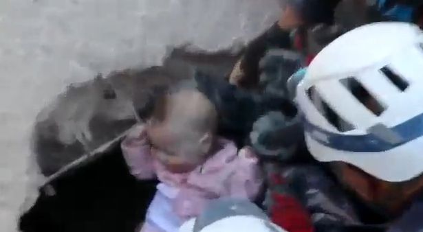 Clip: Giải cứu bé gái 4 tháng tuổi khi tòa nhà 4 tầng đổ sập - 1