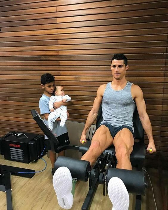 CR7 phanh áo khoe body, khiến chị em lại đứng ngồi không yên vì hình thể như điêu khắc - 5