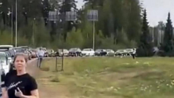 Video ô tô xếp hàng dài ùn ùn chờ qua biên giới từ Nga sang Phần Lan - 1