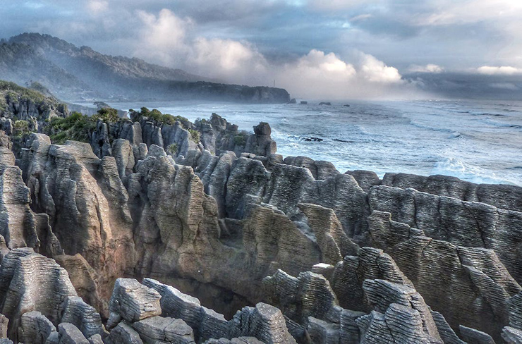 Pancake Rocks, New Zealand: Những khối đá giống như bánh kếp này được hình thành bởi hàng nghìn lớp đá sa thạch và đá vôi tích tụ dưới đáy đại dương. Nếu có dịp tới New Zealand, bạn hãy nhớ ghé qua địa điểm này.


