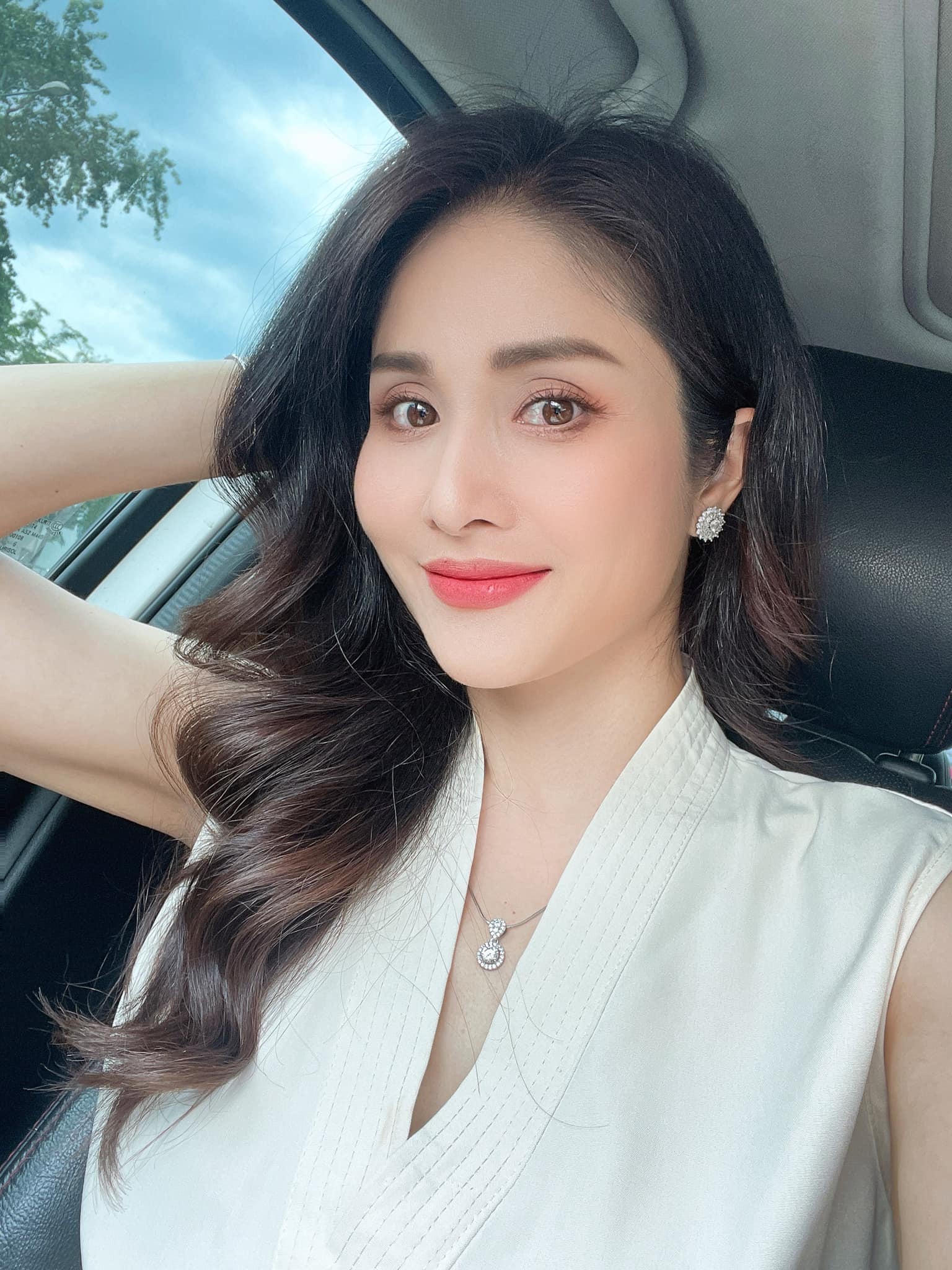 Vợ cũ Phan Thanh Bình ngày càng xinh đẹp, hấp dẫn nhờ chồng - 6