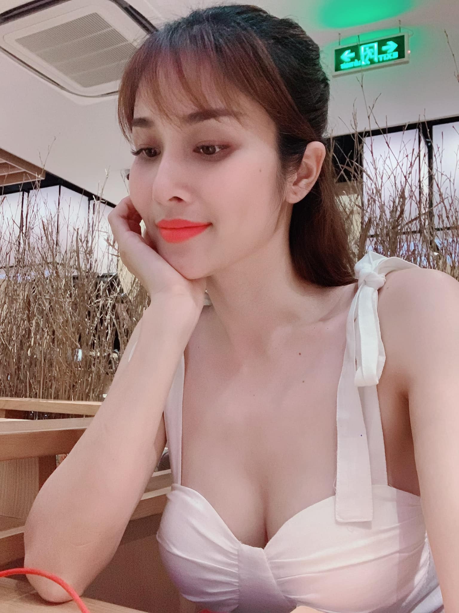Vợ cũ Phan Thanh Bình ngày càng xinh đẹp, hấp dẫn nhờ chồng - 8