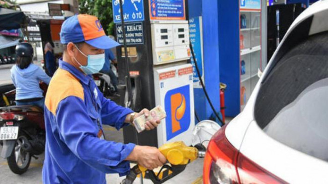 Giá xăng cao hơn giá dầu: Chọn mua xe chạy dầu hay xăng? - 1