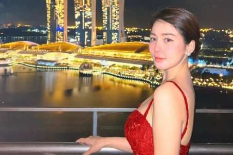 Trâm Anh diện váy hai dây phô khéo nét đẹp đầy đặn giữa phố đêm Singapore