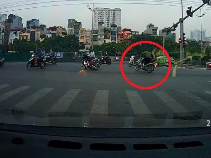 Clip: Vội vài giây vượt đèn đỏ, lái xe máy gặp nạn nằm gục trên đường