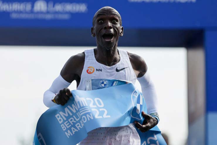 Nóng nhất thể thao tối 25/9: Eliud Kipchoge phá kỷ lục thế giới marathon - 1