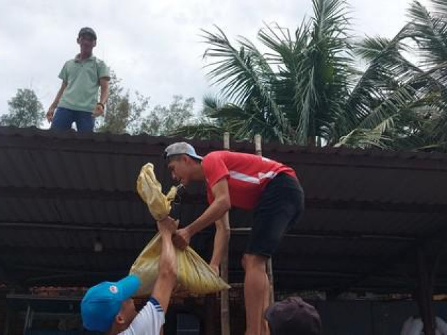 Người dân Quảng Nam cấp tập chằng chống nhà cửa chạy bão Noru