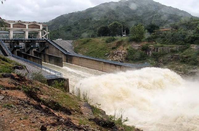 Khánh Hoà xả nước 6 hồ chứa để ứng phó bão Noru - 1