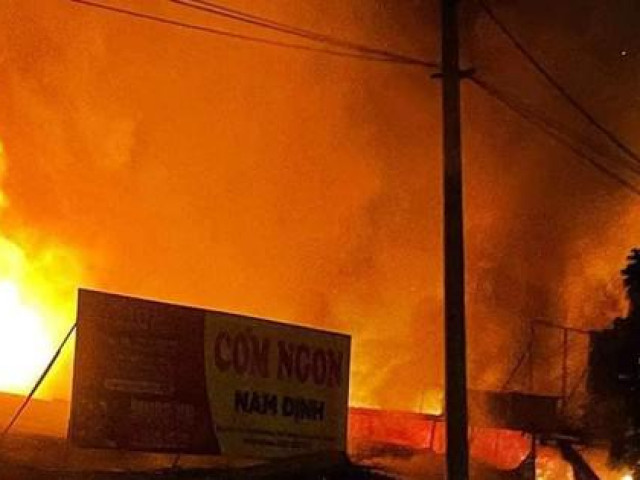 Cháy lớn tại dãy nhà tạm kinh doanh ăn uống, ca nhạc tại Hà Nội