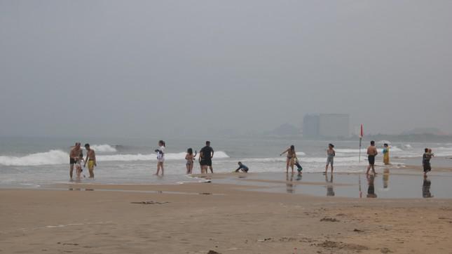 Biển động sóng to, nhiều người ở Đà Nẵng vẫn liều mình tắm biển - 1