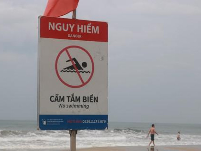 Biển động sóng to, nhiều người ở Đà Nẵng vẫn liều mình tắm biển