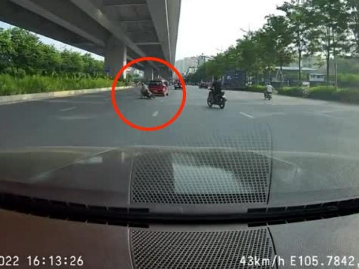 Clip: Ô tô đánh võng tạt đầu xe máy, nữ tài xế thoát họa lớn nhờ tay lái “cứng”