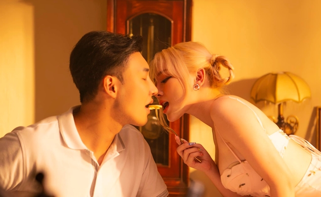 Trong 'Em buông' của Hương Giang phát hành tối 25/9, sự xuất hiện của gương mặt mới Linh Chichan - người vào vai 'tiểu tam” nhận được nhiều sự quan tâm.
