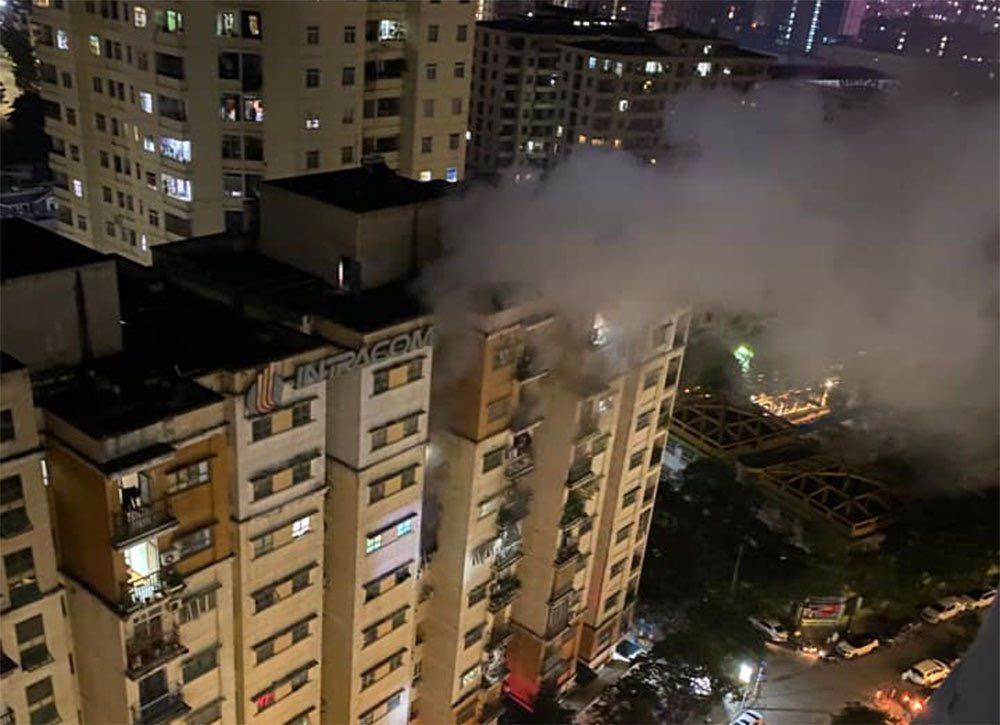 Hà Nội: Cháy chung cư trong đêm, người dân hoảng sợ tháo chạy - 1