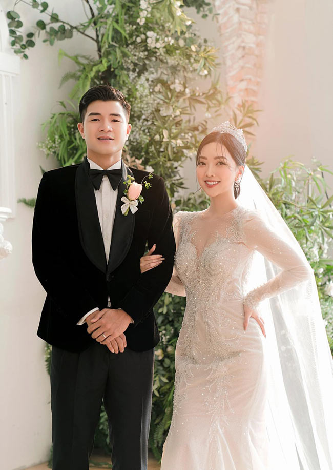 Cầu thủ Hà Đức Chinh và cô vợ xinh đẹp Mai Hà Trang đã có một đám cưới đình đám vào tháng 5/2022, thu hút sự quan tâm của dân mạng.
