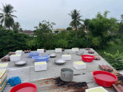 Đà Nẵng: Người dân vác gạnh, cát, đưa nước lên mái nhà chống bão Noru