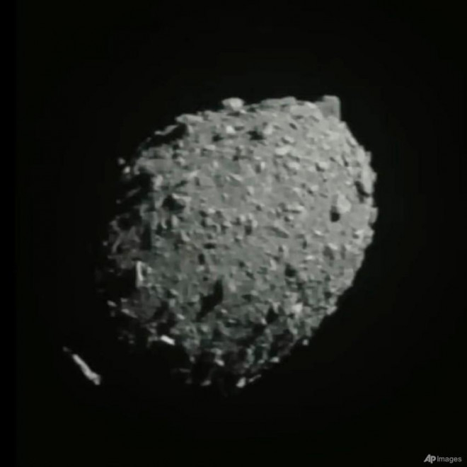 Tàu vũ trụ NASA đâm vào tiểu hành tinh ngoài không gian để ‘bảo vệ’ Trái đất - 1