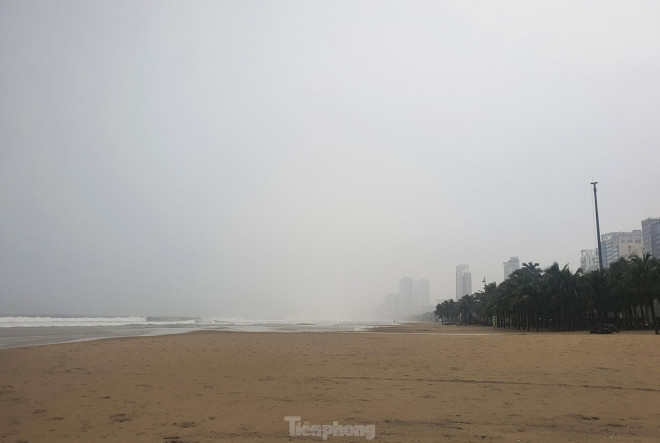 Sóng lớn &#34;liếm&#34; sát bờ biển Đà Nẵng, khách sạn thuê loạt container chắn bão - 1