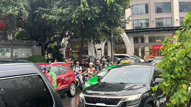 ホーチミン市の一部道路は大雨の影響で車で渋滞 - 3