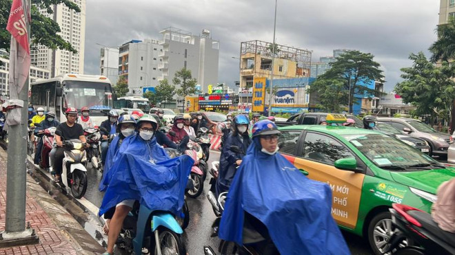 大雨の影響でホーチミン市の一部道路が車で渋滞 - 1