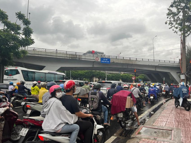 大雨の影響でホーチミン市の一部道路が車で渋滞 - 6