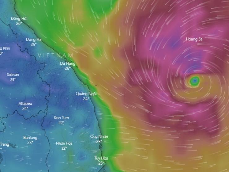Bão số 4 mạnh lên tiệm cận mức siêu bão, còn cách Đà Nẵng-Quảng Ngãi 360km