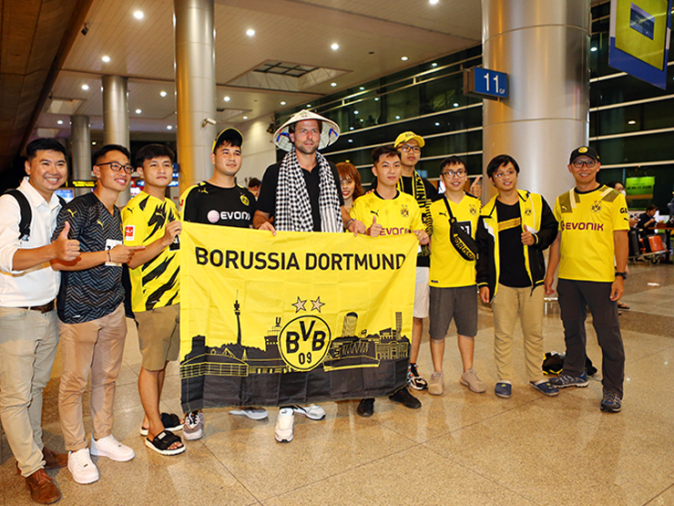 Dàn huyền thoại Dortmund “gây sốt” khi đặt chân đến TP.HCM