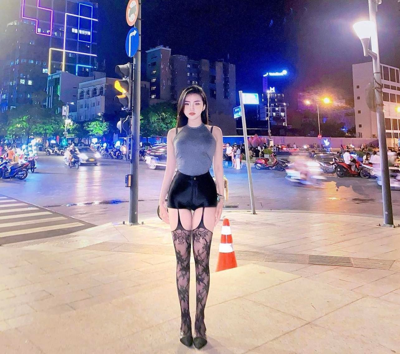 &#34;Cô nữ sinh hot nhất Đồng Nai&#34; lăng xê thời trang chơi phố đêm sexy với tất lưới, đai đùi - 1
