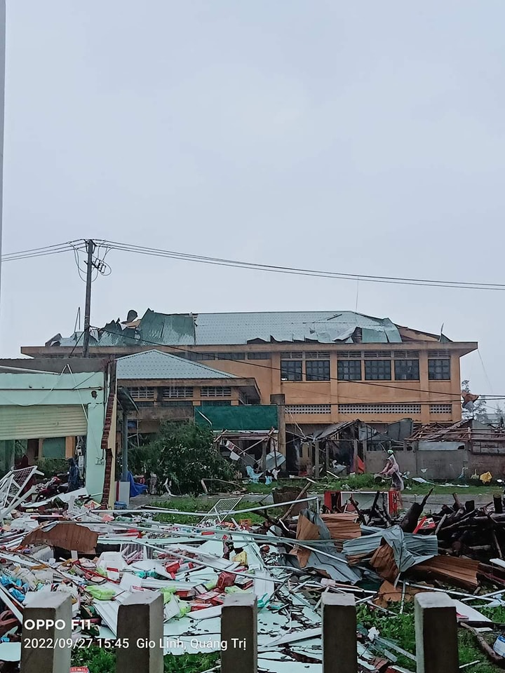 Clip: Lốc xoáy, gió rít kinh hoàng gây tốc mái nhà hàng loạt ở Quảng Trị - 1