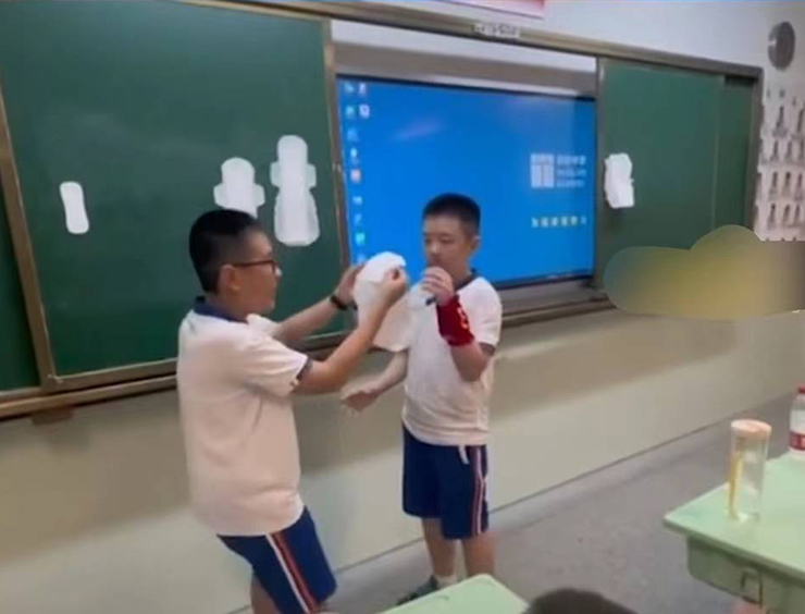 TQ: Cậu bé tiểu học đứng trên bục giảng giải thích về băng vệ sinh gây tranh cãi - 1