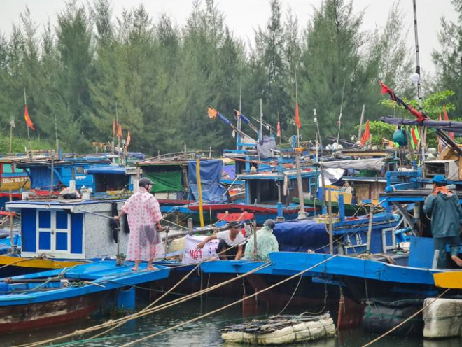 Siêu bão Noru cận kề, 60 ngư dân Đà Nẵng không chịu lên bờ - 1