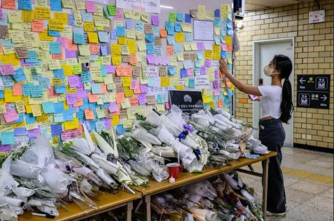 Phụ nữ Hàn Quốc đổ xô mua súng bắn điện sau vụ cô gái bị sát hại trong toilet công cộng - 1