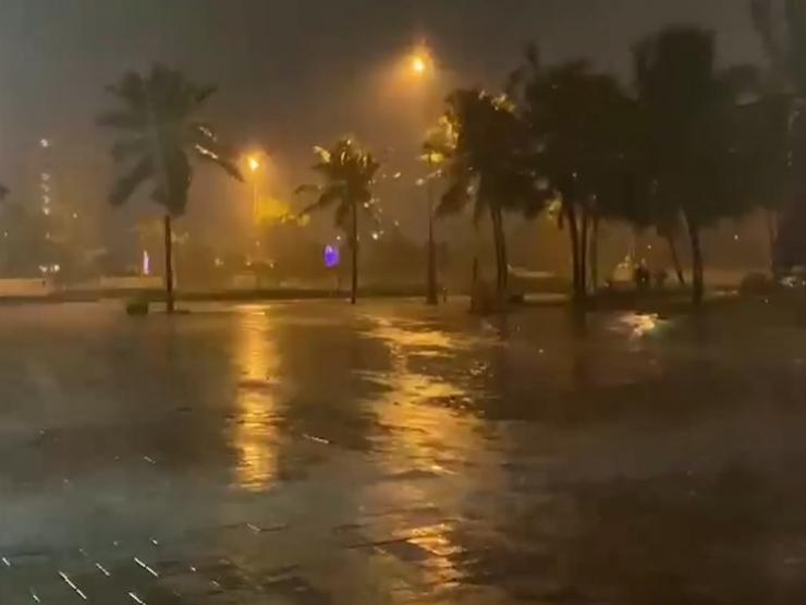 Video: Hãi hùng mưa to, gió lớn, sóng mạnh tại miền trung khi bão số 4 đổ bộ