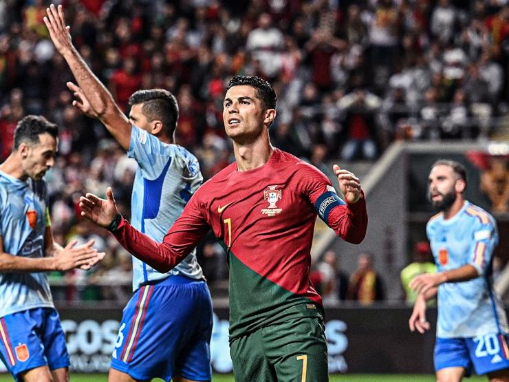 Bóng đá - Ronaldo sa sút, ném băng đội trưởng: MU có cho đá chính đấu Man City?