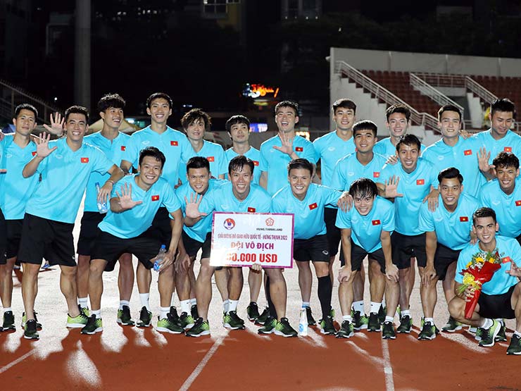 HLV Park Hang Seo chờ bằng được Quang Hải ăn mừng vô địch giải tam hùng